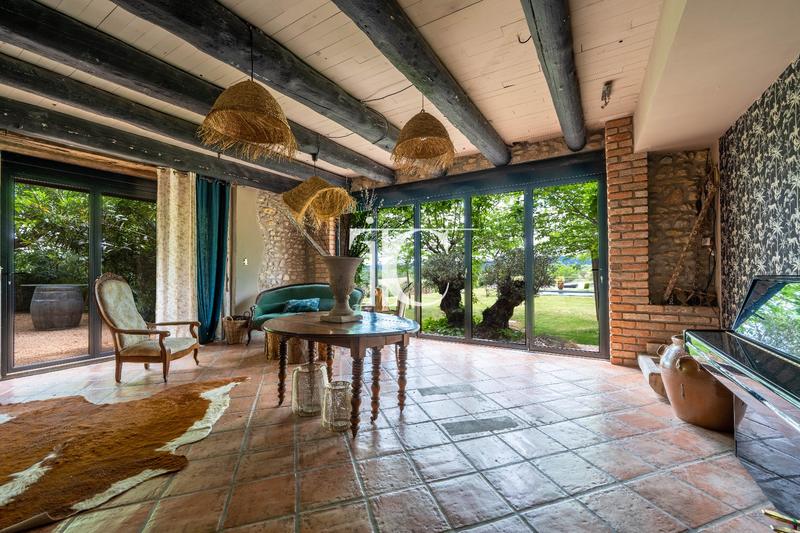 Mas - 466 m² - 13 pièces