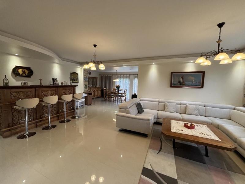 Pavillon - 202 m² - 7 pièces