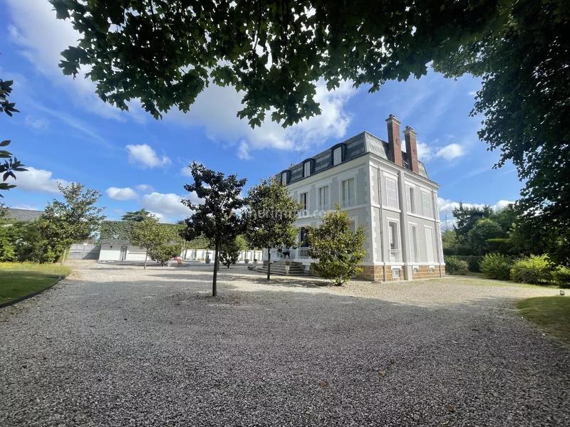 Maison - 350 m² - 12 pièces