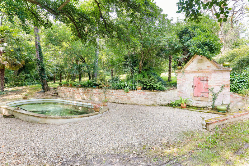 Maison - 448 m² - 13 pièces