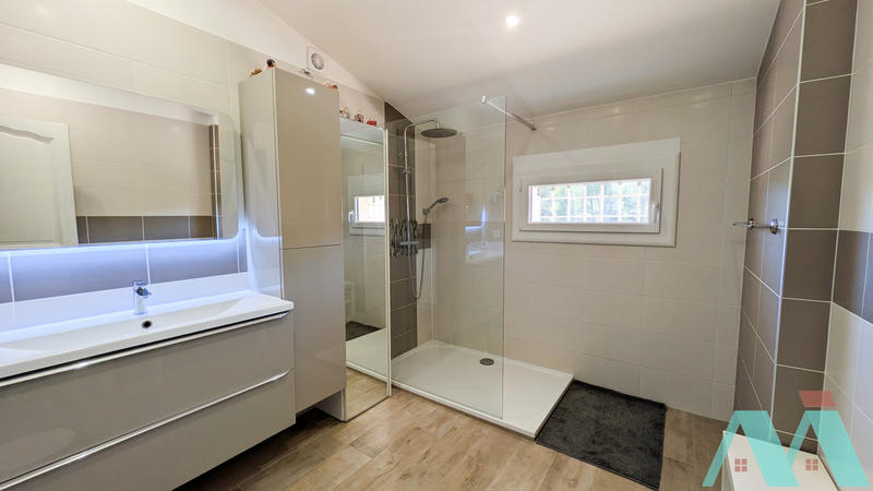 Propriété - 325 m² - 7 pièces