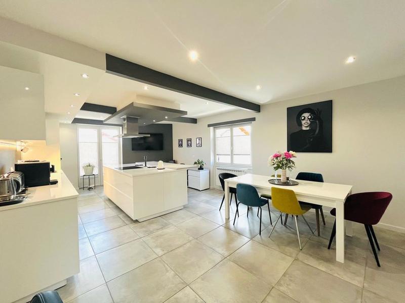 Maison - 407 m² - 9 pièces