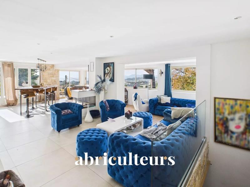 Maison - 227 m² - 7 pièces