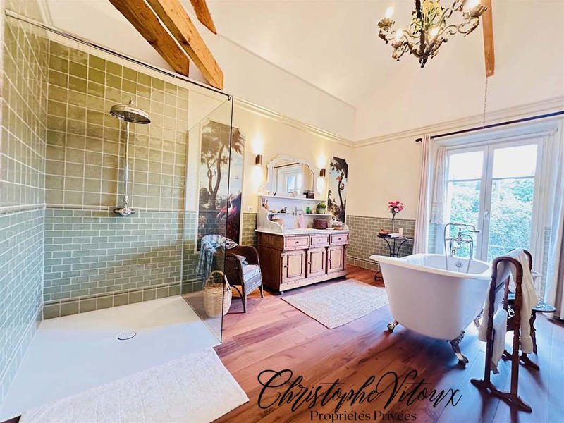 Propriété - 240 m² - 7 pièces