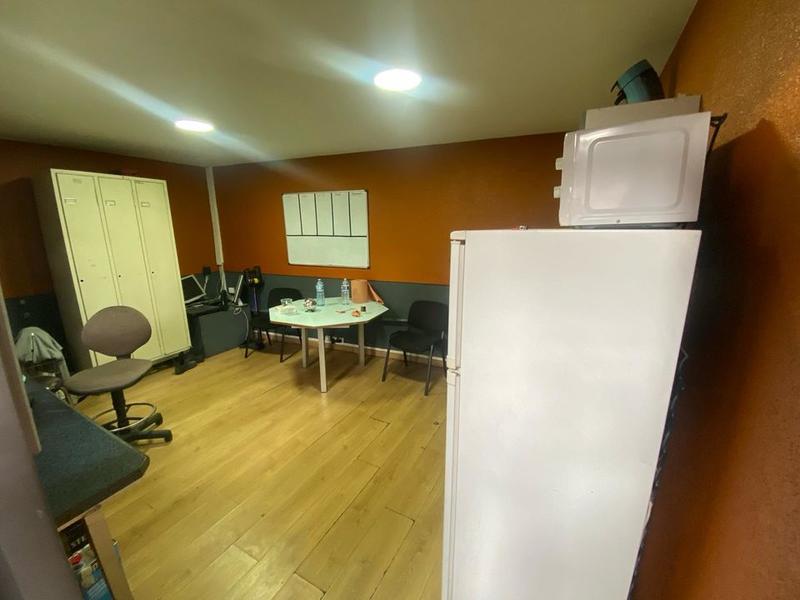 Entrepôt - 876 m² - 5 pièces