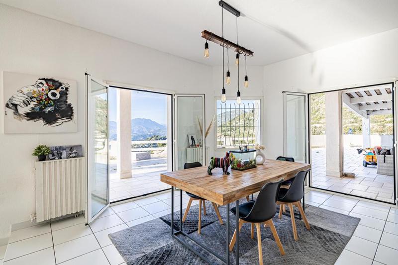 Maison - 242 m² - 5 pièces