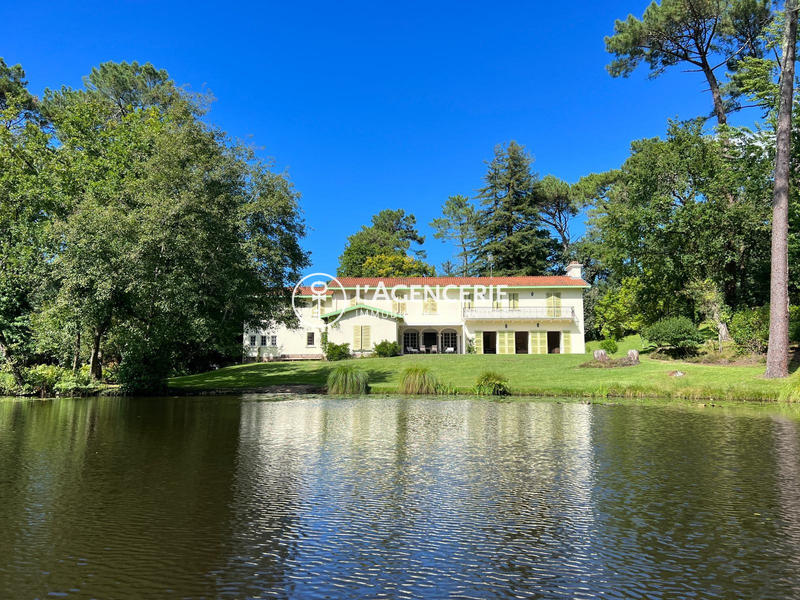 Maison - 411 m² - 10 pièces