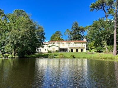 Maison - 411 m² - 10 pièces