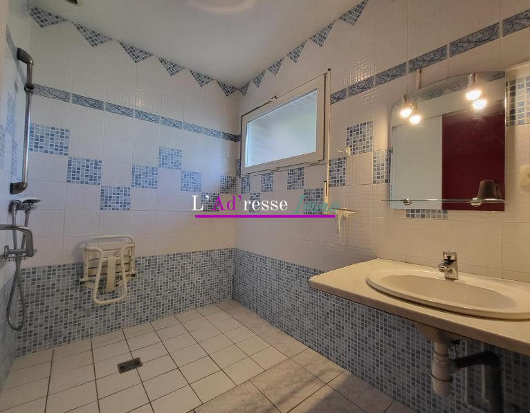 Maison - 300 m² - 21 pièces