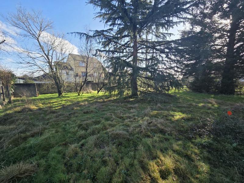 Terrain constructible - 823 m²