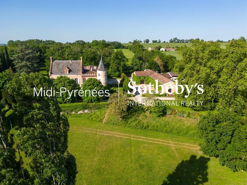 Château - 1 573 m² - 36 pièces