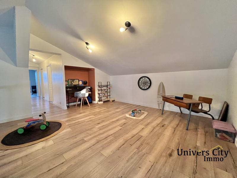 Maison - 259 m² - 8 pièces