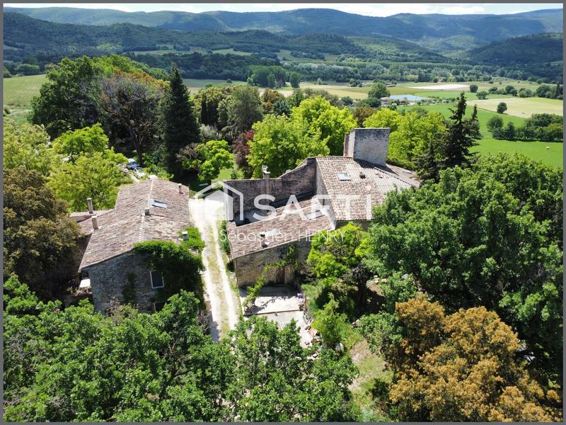 Maison - 800 m² - 32 pièces