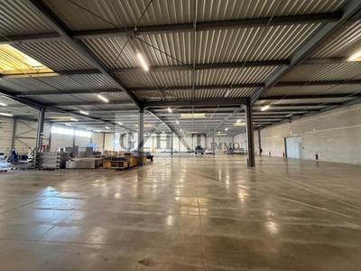 Entrepôt - 2 700 m²