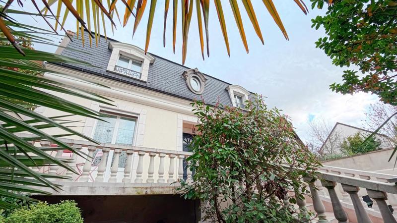 Pavillon - 225 m² - 7 pièces