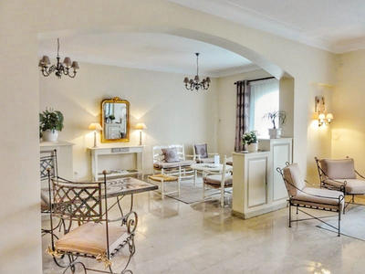 Maison de village - 2 420 m² - 45 pièces