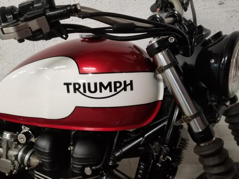 Triumph Bonneville 900 bobber triumph rouge 0900 439
