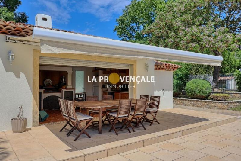 Maison traditionnelle - 250 m² - 6 pièces