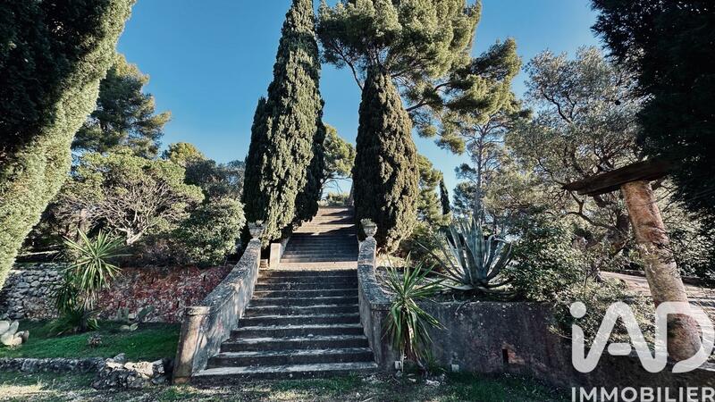 Maison - 292 m² - 11 pièces