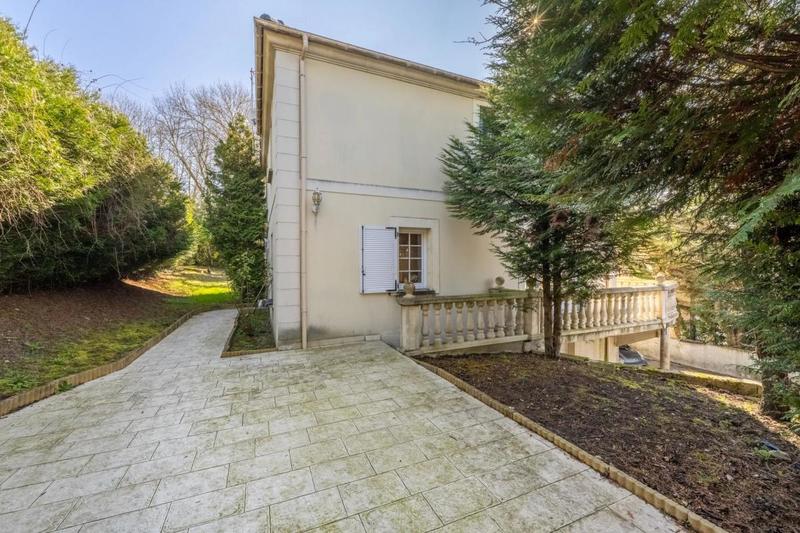 Maison - 220 m² - 7 pièces