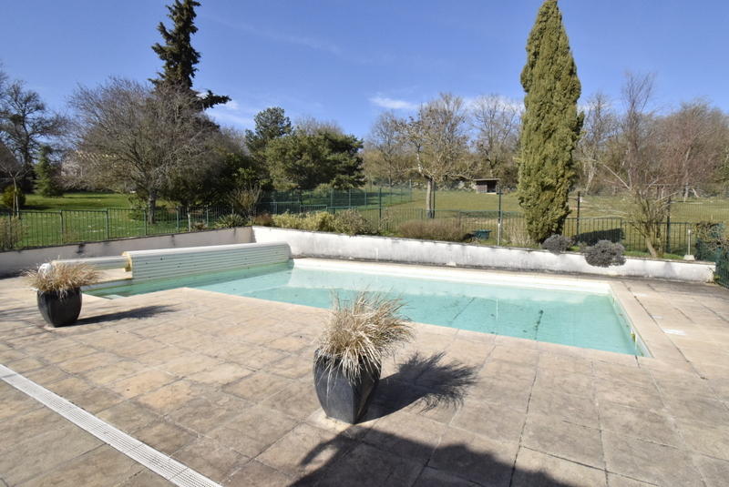 Maison - 300 m² - 11 pièces