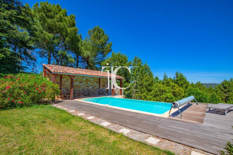 Maison - 301 m² - 8 pièces