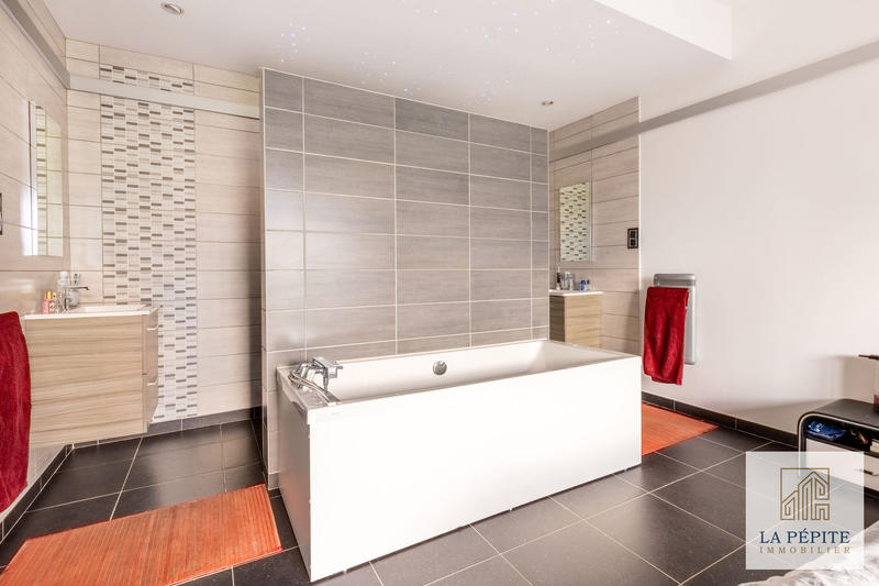 Maison - 240 m² - 8 pièces