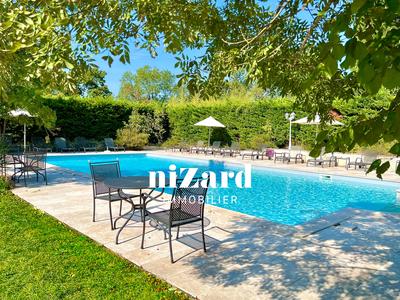 Propriété - 1 840 m² - 40 pièces