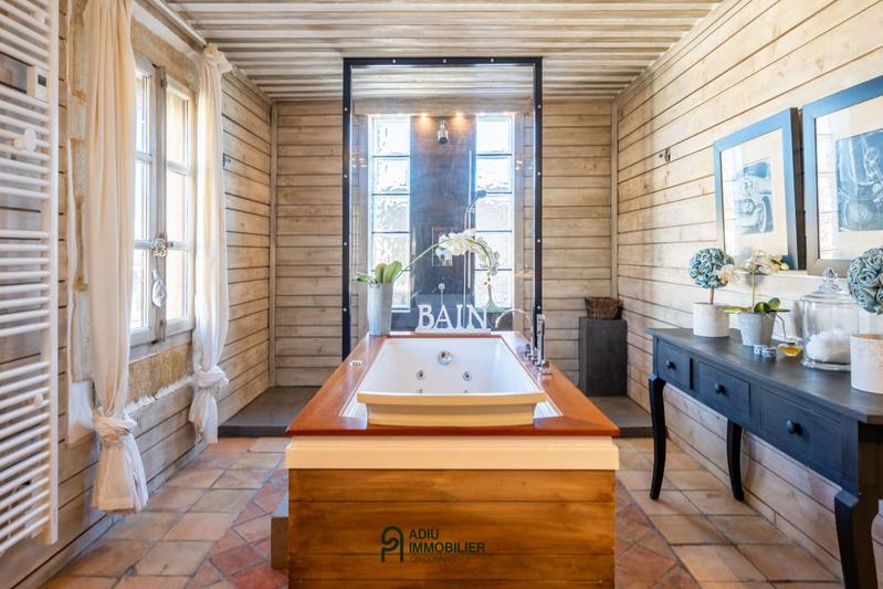 Propriété - 377 m² - 9 pièces