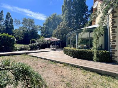 Maison - 215 m² - 9 pièces