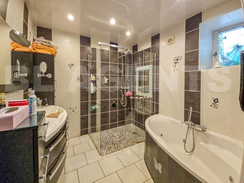 Maison - 320 m² - 11 pièces