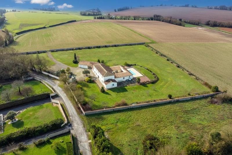 Maison - 408 m² - 11 pièces