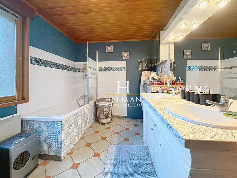 Maison - 218 m² - 8 pièces