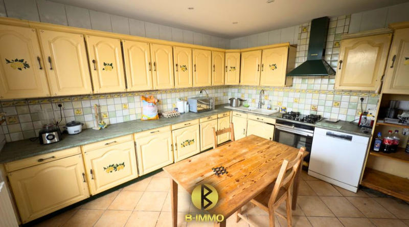 Maison - 221 m² - 8 pièces