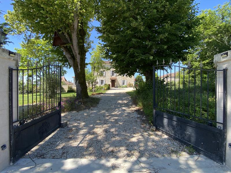 Maison - 276 m² - 9 pièces