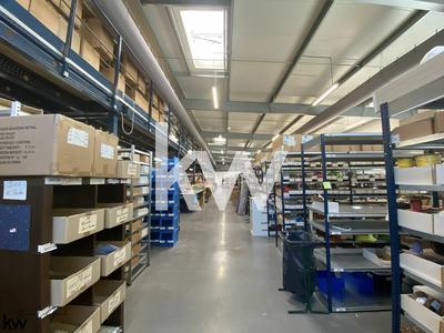 Magasins - 1 200 m²