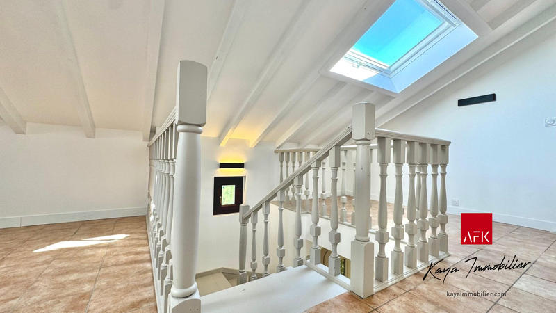 Maison - 235 m² - 7 pièces