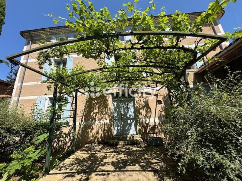 Maison - 220 m² - 10 pièces