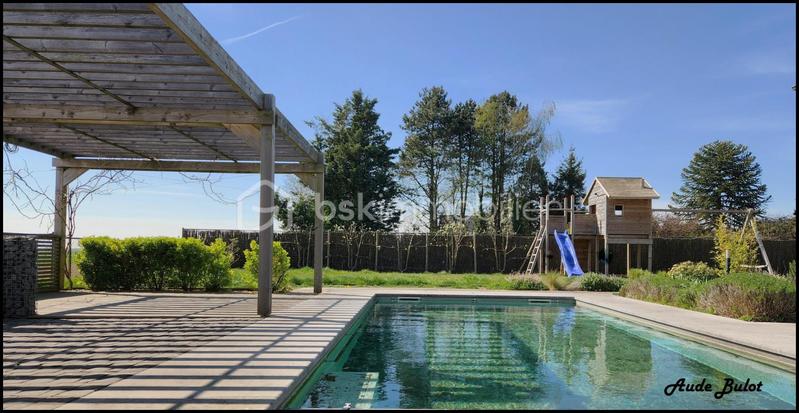 Maison - 240 m² - 8 pièces