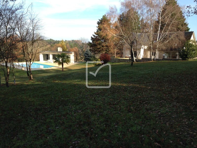 Propriété - 250 m² - 15 pièces