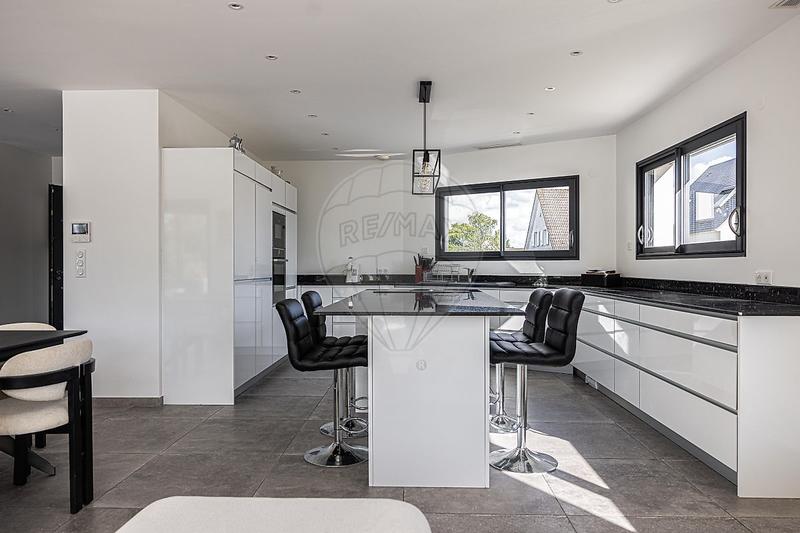 Maison - 222 m² - 7 pièces