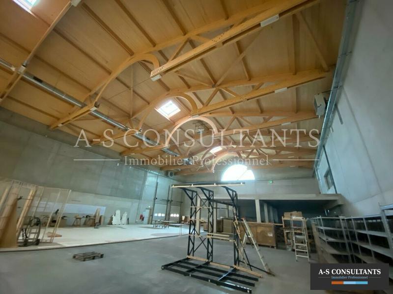 Entrepôt - 1 200 m²