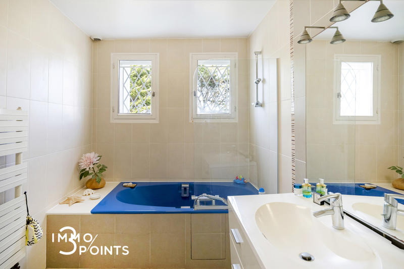 Villa - 275 m² - 16 pièces