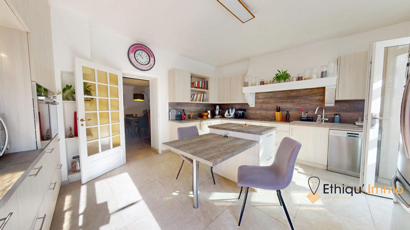 Maison - 228 m² - 8 pièces