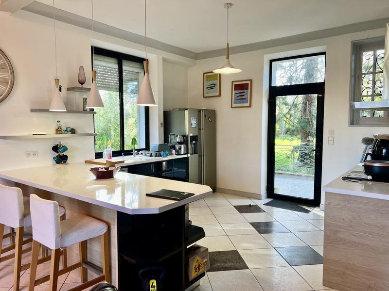 Maison traditionnelle - 220 m² - 6 pièces