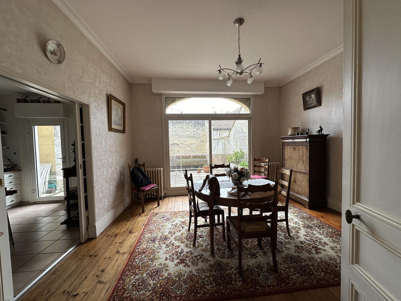 Maison - 247 m² - 9 pièces