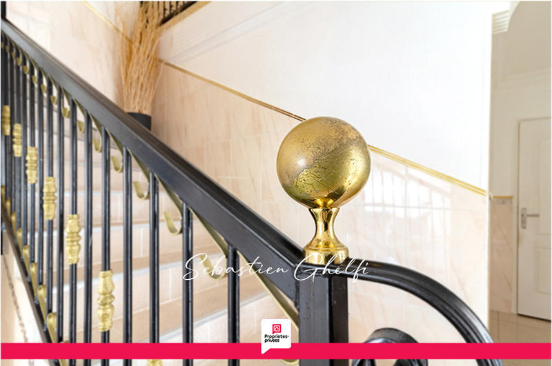 Maison - 235 m² - 9 pièces