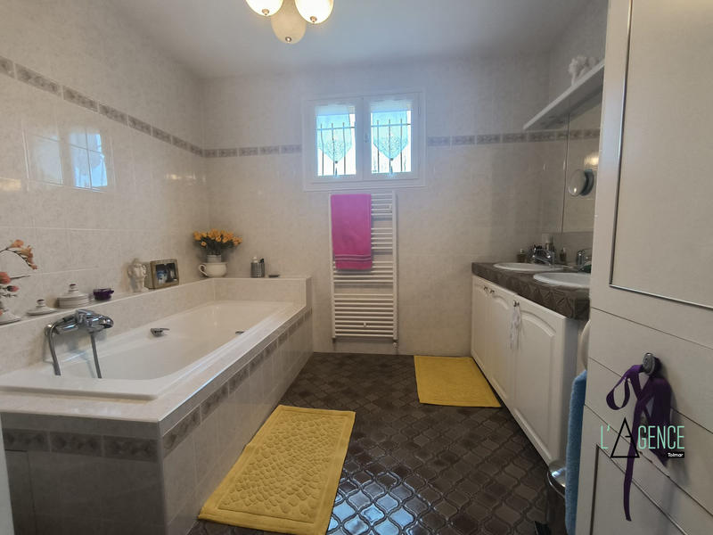 Maison traditionnelle - 287 m² - 9 pièces