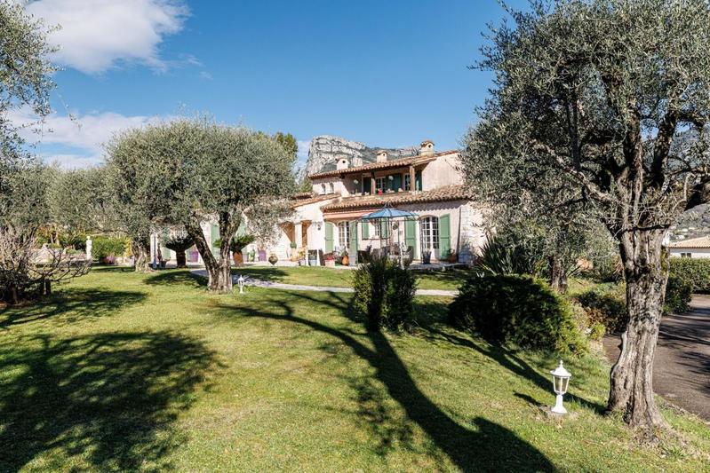 Propriété - 300 m² - 7 pièces