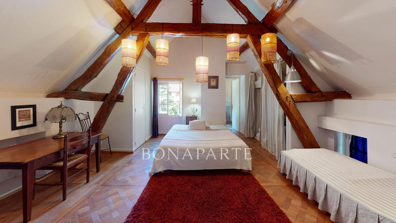 Maison - 1 140 m² - 35 pièces